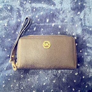 Michael Kors medium zip cell phone wallet